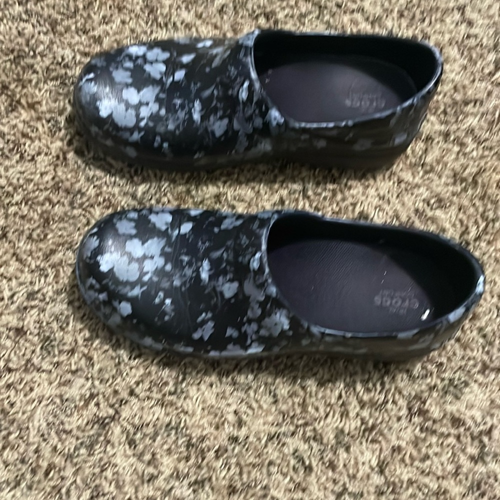 Crocs size 8 shoe